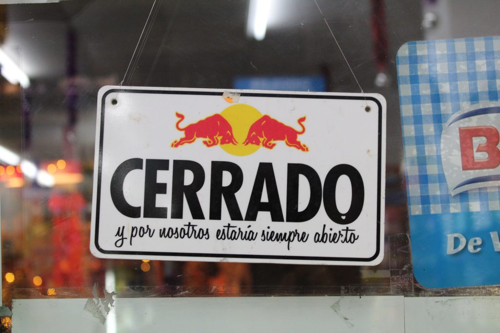 A sign in Spanish